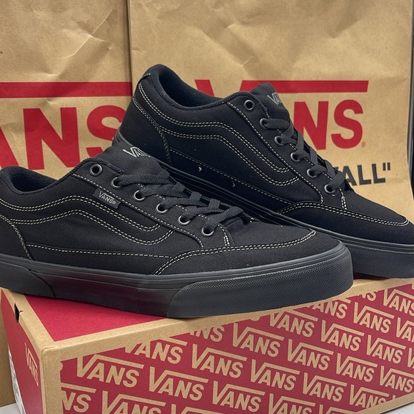 Vans Men’s Bearcat (Canvas) Black/Black
VN000DT2186
Sneakers - Picture 5 of 16